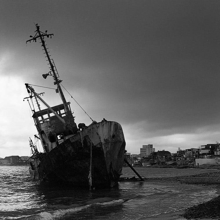 Новороссийск. Рыбацкое судно, выброшенное на берег в районе Алексино. фото Андрей Бондаренко