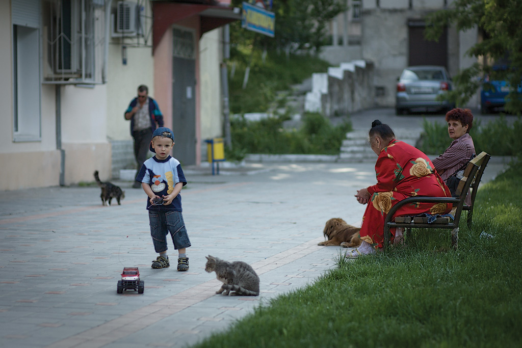 Новороссийск. Ребенок с машинкой, коты, бабульки во дворе. Фото Андрей Бондаренко