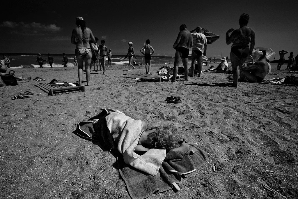 Тамань. Ребенок на пляже. Фото Андрей Бондаренко