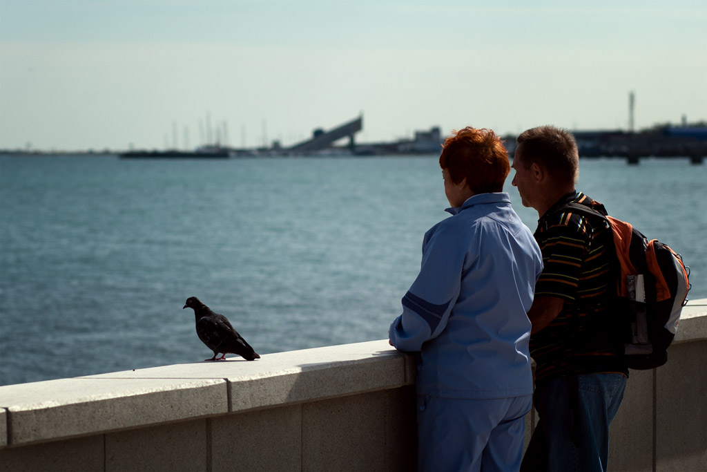 Новороссийск. набережная.люди и голуби. фото Андрей Бондаренко